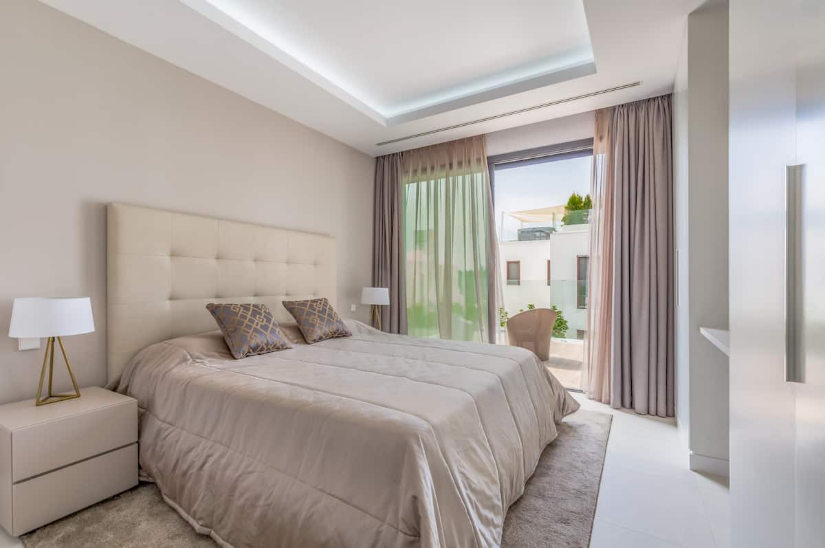 Calm en-suite bedroom